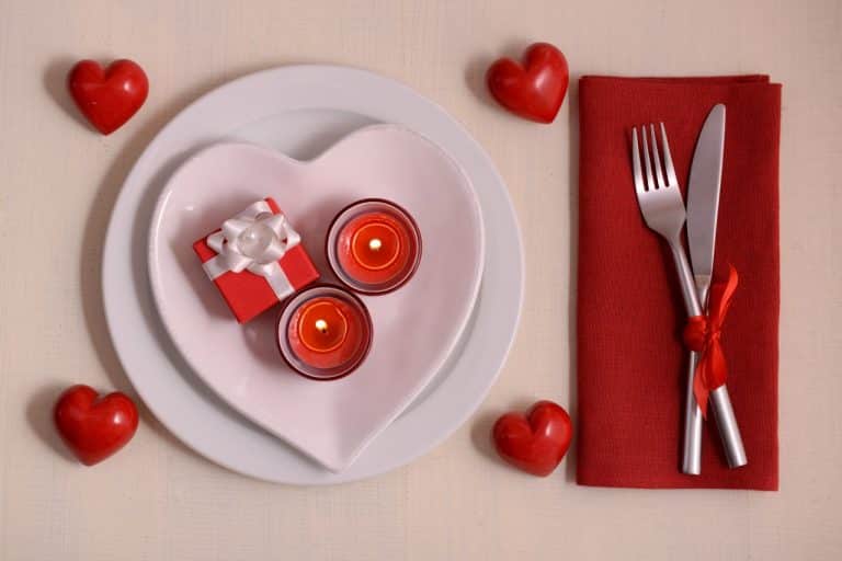 Une table de la Saint-Valentin débordante d’amour