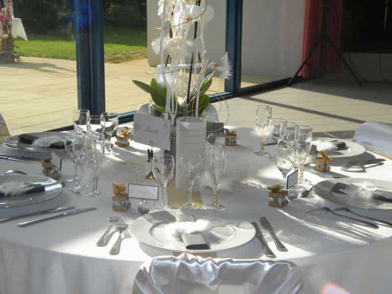 Décoration de table pour un mariage tout en blanc