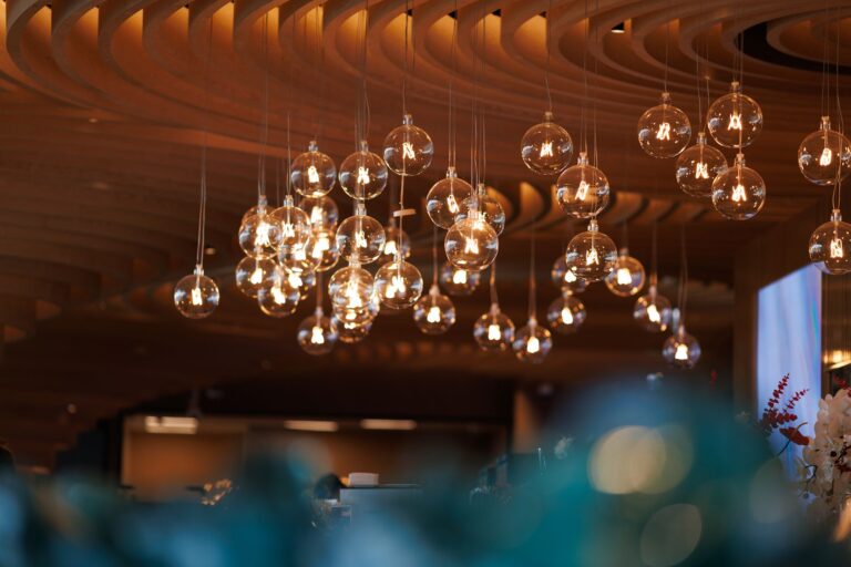 Quels luminaires choisir pour illuminer votre décoration ?