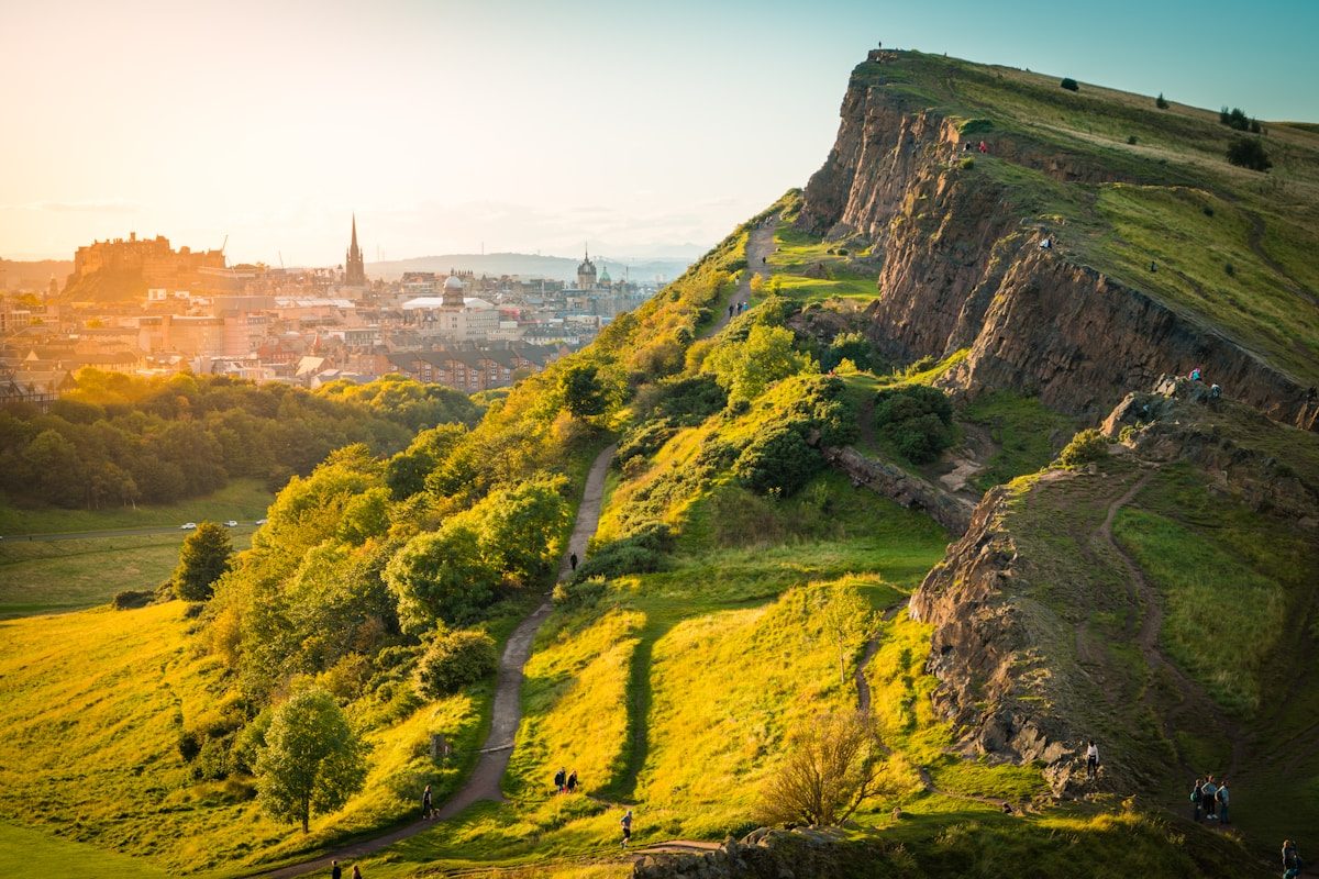 La vaisselle bretonne s’invite dans nos intérieurs contemporains a city on a hill