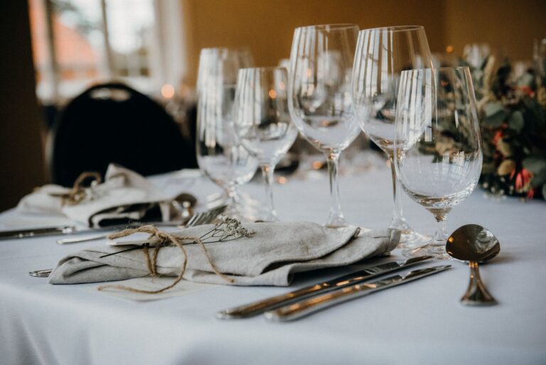 Comment intégrer les arts de la table pour une déco chic et raffinée ?