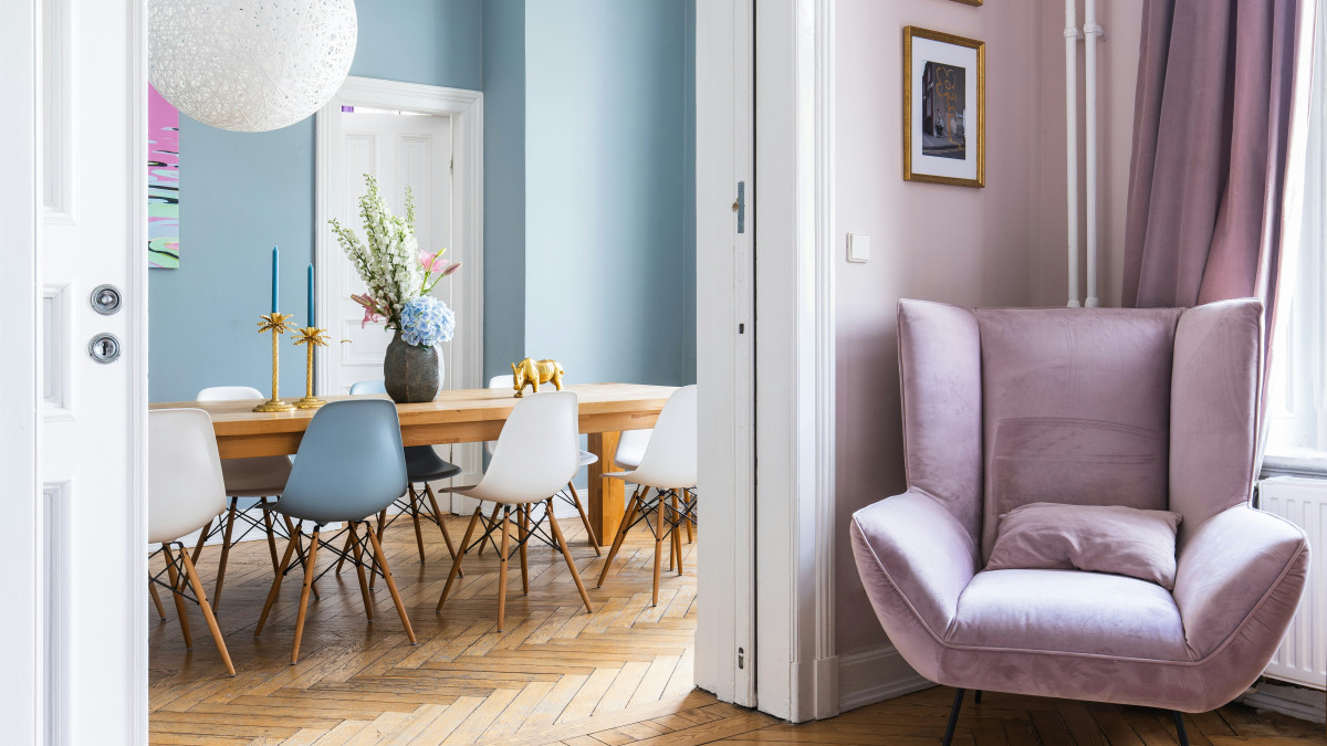 Salon et salle à manger aux couleurs pastel dans un intérieur rénové
