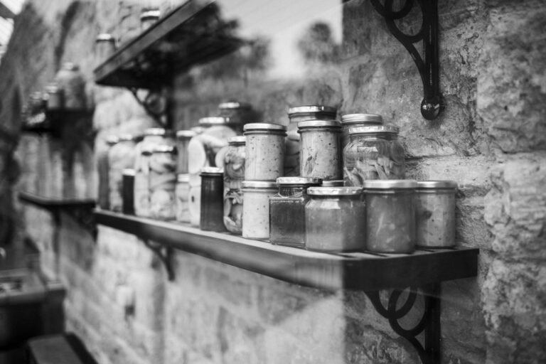 Un vieux bocal à cornichons devient rangement en sept idées