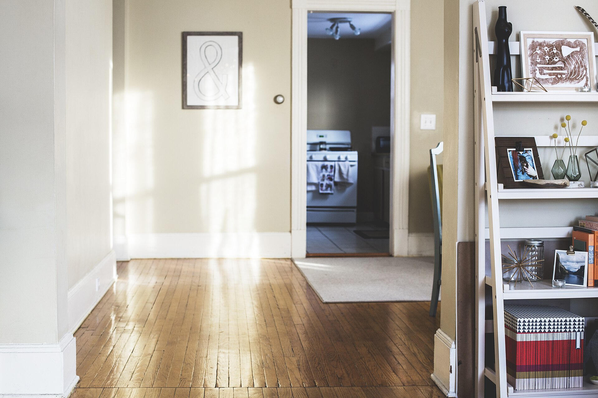 Couloir d’appartement au parquet en bois baigné de lumière