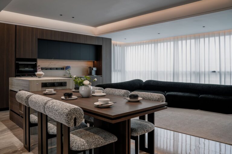 Un appartement de Barcelone dont les cloisons et l’îlot se déplacent selon l’usage