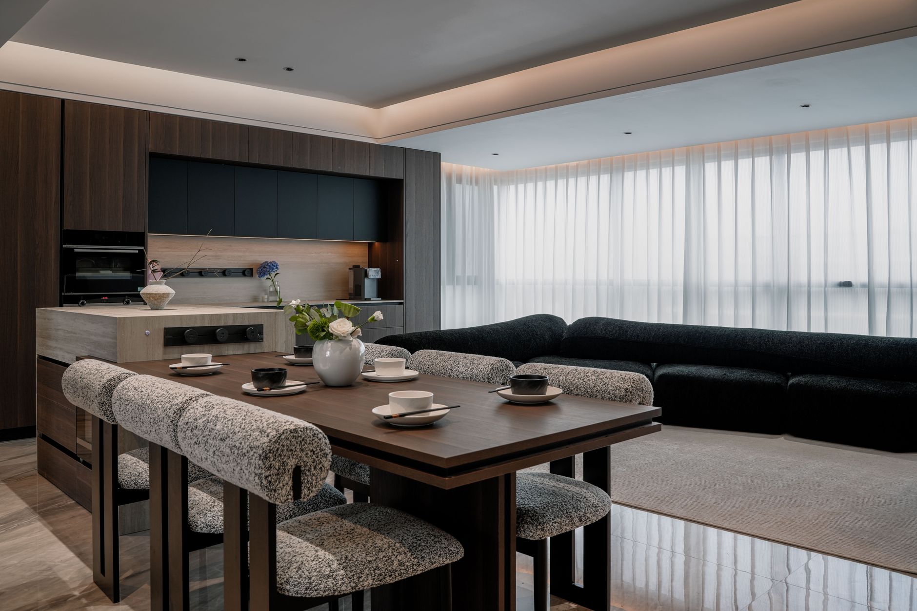 Un appartement de Barcelone dont les cloisons et l’îlot se déplacent selon l’usage