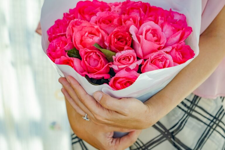 Réflexer les pétales : le geste de fleuriste qui donne du relief à un bouquet sans tige en plus